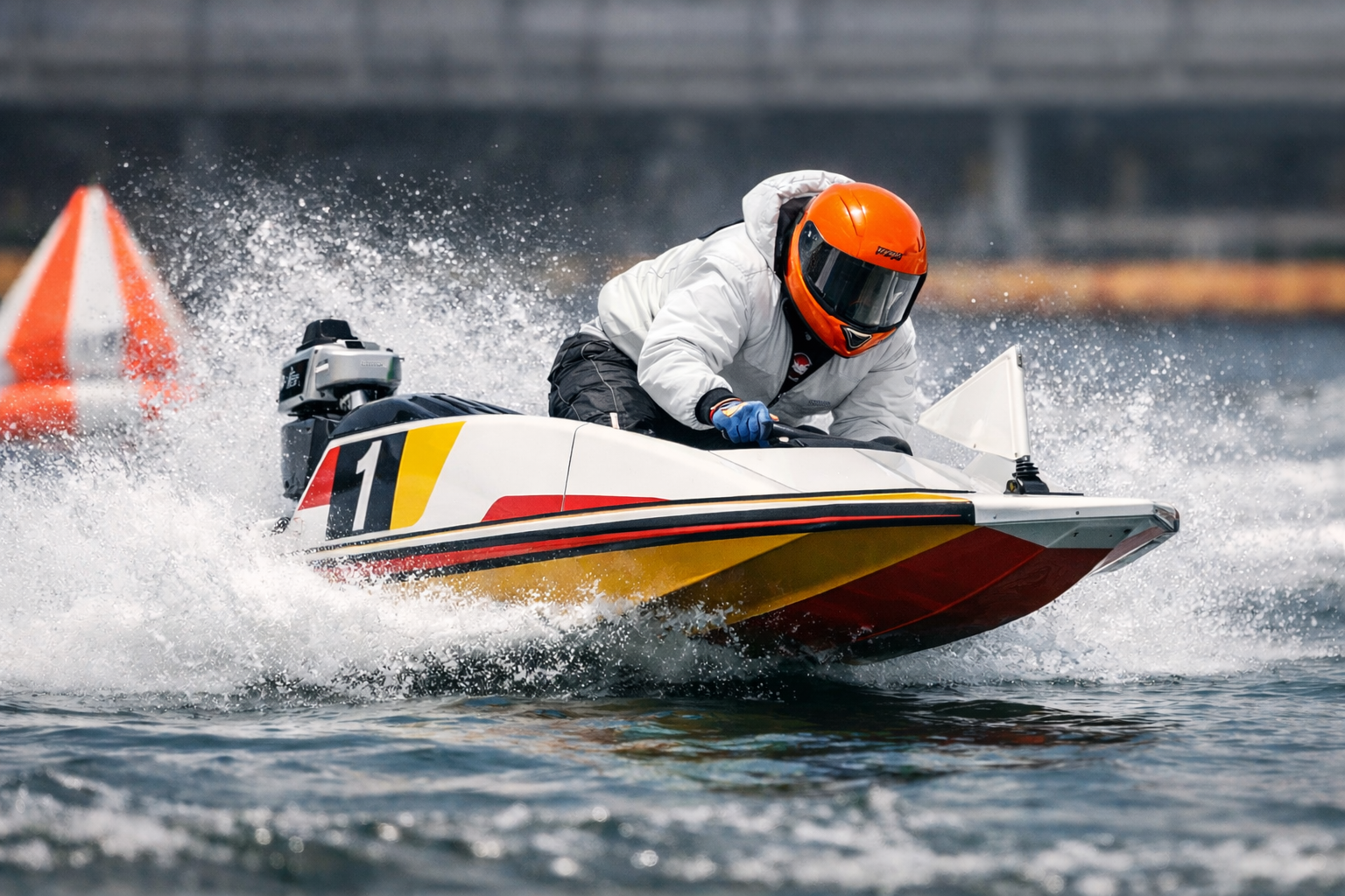 水しぶきを上げて走るボートレース艇のイメージ